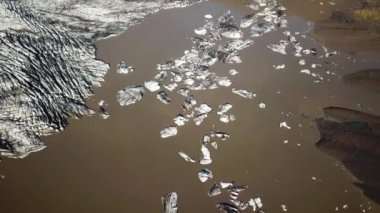 Skaftafellsjokull 'un, İzlanda' da bir gölde yüzen bir sürü buzdağıyla çekilmiş hava aracı görüntüleri. Skaftafell Buzul Gölü. Buz dağlarının manzarası. İzlanda 'da eriyen buzullar. İklim değişikliği