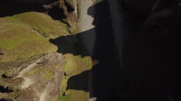 アイスランドのFjadrgljufur Canyonの上空からの空中ドローン映像 南東アイスランドの川の渓谷や風景の素晴らしい景色 高品質4K映像 — ストック動画