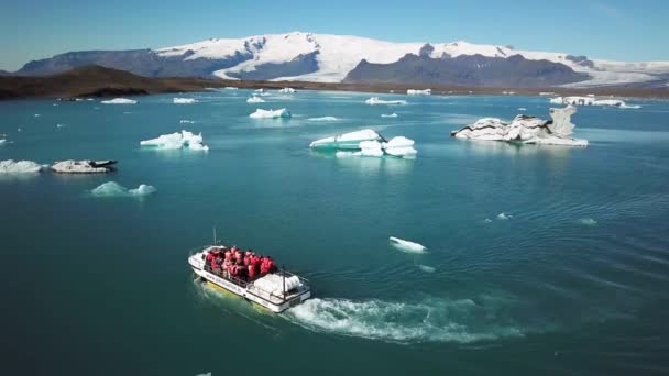 Aerial Drone Footage Amphibian Boat Sailing Icebergs Jokulsarlon Glacier Lagoon — Video Stock