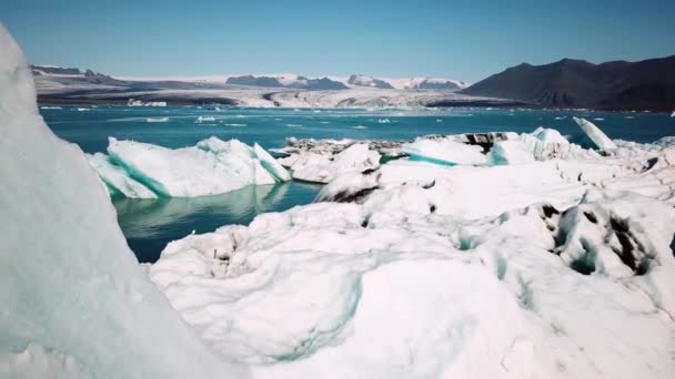 在冰岛的Jokulsarlon冰川泻湖中漂浮的冰山的特写无人驾驶飞机镜头 冰架的景观 艺术的自然冰景 冰岛冰川融化 全球变暖 — 图库视频影像