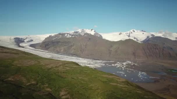 Vatnajokull氷舌の空中ドローン映像 氷河のラグーンに浮かぶ氷山とSkaftell氷河 Vatnajokullの景色 芸術的な自然氷の風景 アイスランドの融解氷河 — ストック動画