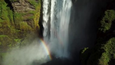 İzlanda 'nın güneyinde gökkuşağı olan Skogafoss Şelalesi' nin 4K yakın plan hava aracı görüntüleri. Skogafoss, İzlanda 'nın ünlü şelalesi. Skogafoss 'un manzarası, muhteşem doğal mucize..