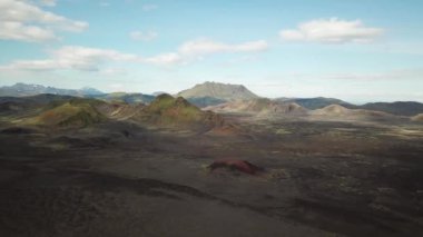 Landmannalaugar 'ın etrafındaki çarpıcı dağların olduğu bir arazinin 4K sinematik hava aracı görüntüleri. İzlanda 'da gökkuşağı dağları.