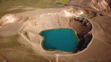 Yazın Viti Krateri 'nin 4K sinematik drone görüntüleri. İzlanda 'nın Hver Myvatn coğrafi bölgesi yakınlarındaki Askja caldera' da turkuaz suyu ve Oskjuvatn gölü ile jeotermal göl. Yüksek kaliteli görüntüler