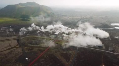 İzlanda 'daki Blue Lagoon Spa' nın 4K hava aracı görüntüleri. Jeotermal kaplıca. Mavi sular siyah toprakla çelişiyor. Açık doğal havuz üzerinde uçmak. Yüksek kalite 4k görüntü