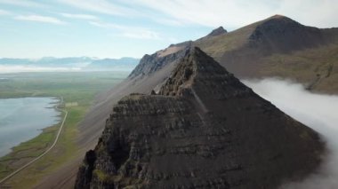 Stokksnes 'deki Vestrahorn' un 4K hava aracı görüntüleri. Sisin içine gizlenmiş muhteşem dağlarla İzlanda manzarası. Yüksek kalite 4k görüntü