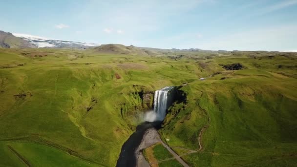 4Kアイスランド南部のスコガフォス滝の空中ドローン映像 Skogafoss アイスランドの有名な環状道路の滝 Skogafossの眺め 壮大な自然の驚異 — ストック動画