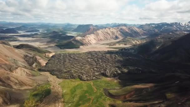 Filmische Drohnenaufnahmen Einer Isländischen Landschaft Mit Atemberaubenden Bergen Rund Landmannalaugar — Stockvideo