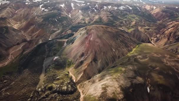 4K电影 空中无人侦察机 拍摄的是冰岛的风景 在Landmannalaugar周围有令人赞叹的山脉 冰岛彩虹山脉 Blahnjukur和Laugahraun 苔藓覆盖了冰岛熔岩田 — 图库视频影像