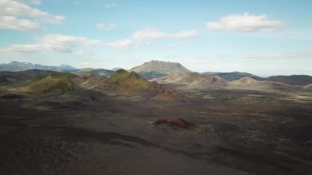 Landmannalaugar Etrafındaki Çarpıcı Dağların Olduğu Bir Arazinin Sinematik Hava Aracı — Stok video