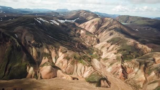 Кинематографический Беспилотник Снял Исландский Пейзаж Потрясающими Горами Вокруг Ландшафта Алаугара — стоковое видео