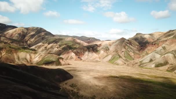 Mozi Drónfelvételek Egy Izlandi Tájról Lenyűgöző Hegyekkel Landmannalaugar Körül Szivárvány — Stock videók