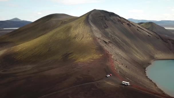 Sinematik Hava Aracı Landmannalaugar Etrafındaki Muhteşem Dağların Volkanik Bir Göl — Stok video