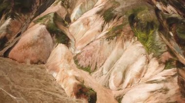 Landmannalaugar 'ın etrafındaki muhteşem dağların olduğu bir İzlanda manzarasının 4K sinematik hava aracı görüntüleri. İzlanda 'da gökkuşağı dağları. Blahnjukur ve Laugahraun. Yosun kaplı lav alanları, İzlanda