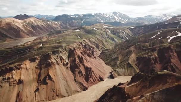 4Kシネマティックなドローン映像で ランドマンナローガル周辺の素晴らしい山々とアイスランドの風景を撮影できます アイスランドの虹の山 ブルヌークールとラウグラーン 苔に覆われた溶岩原 アイスランド — ストック動画