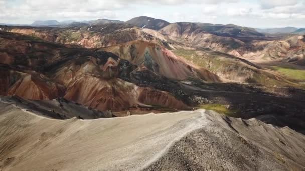 Záběry Leteckých Dronů Islandské Krajiny Ohromujícími Horami Kolem Landmannalaugar Duhové — Stock video