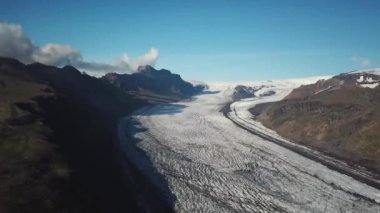 Vatnajokull 'un buz dilinin hava aracı görüntüleri. Buzdağlarıyla buzdağları buzul gölünde yüzen Skaftafell buzulu. Vatnajokull 'un manzarası. Artistik buz tabakası. İzlanda 'da eriyen buzullar.