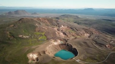 Yazın Viti Krateri 'nin 4K sinematik drone görüntüleri. İzlanda 'nın Hver Myvatn coğrafi bölgesi yakınlarındaki Askja caldera' da turkuaz suyu ve Oskjuvatn gölü ile jeotermal göl. Yüksek kaliteli görüntüler