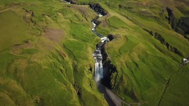 İzlanda 'nın güneyindeki Skogafoss Şelalesi' nin yukarısından 4K hava aracı görüntüleri. Skogafoss, İzlanda 'nın ünlü şelalesi. Skogafoss 'un manzarası, muhteşem doğal mucize..