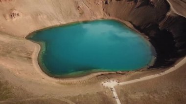 Yazın Viti Krateri 'nin 4K sinematik drone görüntüleri. İzlanda 'nın Hver Myvatn coğrafi bölgesi yakınlarındaki Askja caldera' da turkuaz suyu ve Oskjuvatn gölü ile jeotermal göl. Yüksek kaliteli görüntüler