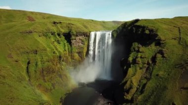 İzlanda 'nın güneyinde gökkuşağı olan Skogafoss Şelalesi' nin 4K hava aracı görüntüleri. Skogafoss, İzlanda 'nın ünlü şelalesi. Skogafoss 'un manzarası, muhteşem doğal mucize..