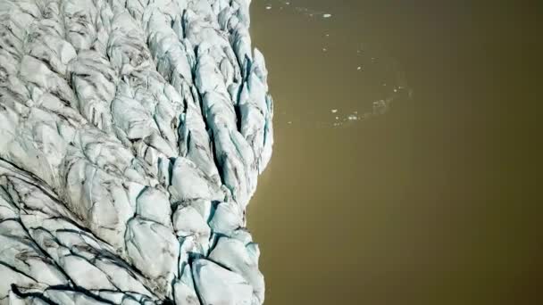 来自冰岛法尔沙隆冰川泻湖上空的无人驾驶飞机镜头 冰架的景观 艺术的自然冰景 冰岛冰川融化 气候变化 — 图库视频影像