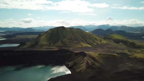 Mozi Légi Drón Felvételek Egy Vulkáni Táj Lenyűgöző Hegyek Körül — Stock videók