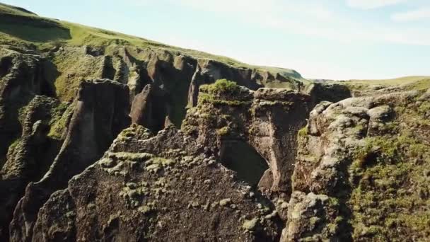 アイスランドのFjadrargljufurキャニオンの中の岩の中の窓から飛んでいきます 南東アイスランドの川の渓谷や風景の素晴らしい景色 空中ドローン映像 高品質4K映像 — ストック動画