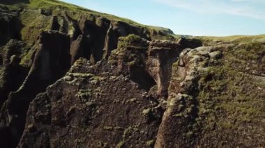 İzlanda 'daki Fjadgljufur Kanyonu. Güneydoğu İzlanda 'daki nehir kanyonu ve manzarası göz kamaştırıcı. Hava aracı görüntüleri. Yüksek kalite 4k görüntü.