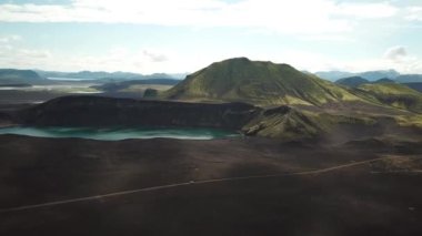4K sinematik hava aracı Landmannalaugar 'ın etrafındaki muhteşem dağların ve volkanik bir göl ve manzaranın görüntüleri. İzlanda 'da gökkuşağı dağları. Hnausapollur ve Blahylur.