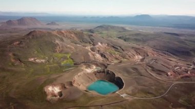 Yazın Viti Krateri 'nin 4K sinematik drone görüntüleri. İzlanda 'nın Hver Myvatn coğrafi bölgesi yakınlarındaki Askja caldera' da turkuaz suyu ve Oskjuvatn gölü ile jeotermal göl. Yüksek kaliteli görüntüler