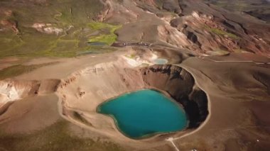 Yazın Viti Krateri 'nin 4K sinematik drone görüntüleri. İzlanda 'nın Hver Myvatn coğrafi bölgesi yakınlarındaki Askja caldera' da turkuaz suyu ve Oskjuvatn gölü ile jeotermal göl. Yüksek kaliteli görüntüler