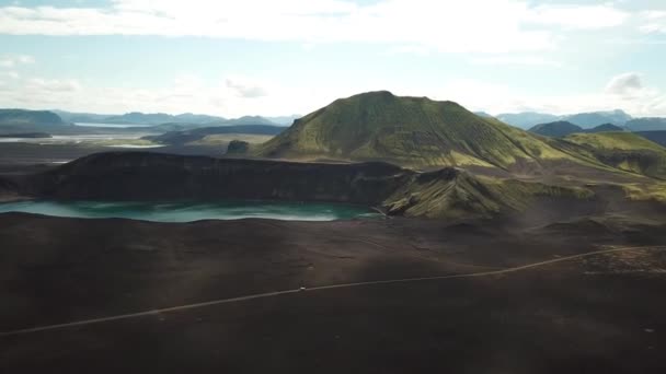 4K电影 空中无人侦察机 拍摄的是一个火山湖和风景秀丽的山脉环绕着大地隆重的景象 冰岛彩虹山脉 Hnausapollur和Blahylur — 图库视频影像