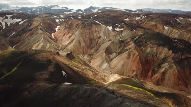 Filmiska Flygdrönare Bilder Ett Isländskt Landskap Med Fantastiska Berg Runt — Stockvideo