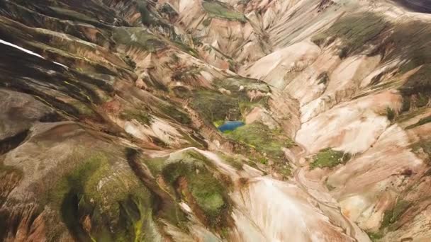 Imágenes Drones Aéreos Cinematográficos Paisaje Islandés Con Impresionantes Montañas Alrededor — Vídeo de stock