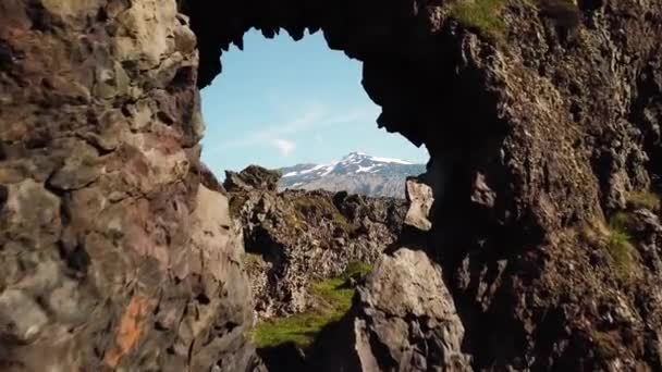 Volare Attraverso Una Finestra Nella Roccia Ghiacciaio Snaefellsjokull Nella Parte — Video Stock
