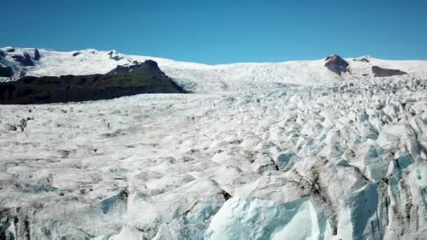 Fjallsarlon冰川泻湖的空中无人驾驶飞机镜头 冰架的景观 艺术的自然冰景 冰岛冰川融化 气候变化 — 图库视频影像