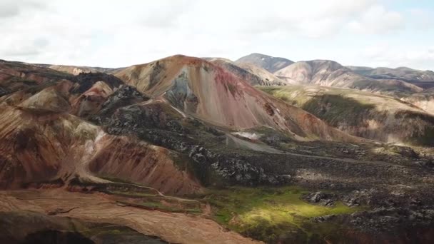 Imágenes Drones Aéreos Cinematográficos Paisaje Islandés Con Impresionantes Montañas Alrededor — Vídeos de Stock