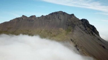 Stokksnes 'deki Vestrahorn' un 4K hava aracı görüntüleri. Sisin içine gizlenmiş muhteşem dağlarla İzlanda manzarası. Yüksek kalite 4k görüntü