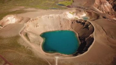Yazın Viti Krateri 'nin 4K sinematik drone görüntüleri. İzlanda 'nın Hver Myvatn coğrafi bölgesi yakınlarındaki Askja caldera' da turkuaz suyu ve Oskjuvatn gölü ile jeotermal göl. Yüksek kaliteli görüntüler