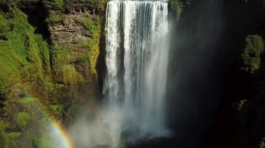 İzlanda 'nın güneyinde gökkuşağı ve martıyla Skogafoss Şelalesi' nin 4K yakın plan hava aracı görüntüleri. Skogafoss, İzlanda 'nın ünlü şelalesi. Skogafoss Görünümü.