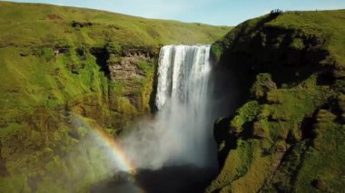 İzlanda 'nın güneyinde gökkuşağı olan Skogafoss Şelalesi' nin 4K hava aracı görüntüleri. Skogafoss, İzlanda 'nın ünlü şelalesi. Skogafoss 'un manzarası, muhteşem doğal mucize..