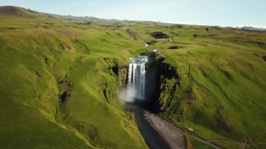 İzlanda 'nın güneyindeki Skogafoss Şelalesi' nin 4K hava aracı görüntüleri. Skogafoss, İzlanda 'nın ünlü şelalesi. Skogafoss 'un manzarası, muhteşem doğal mucize..