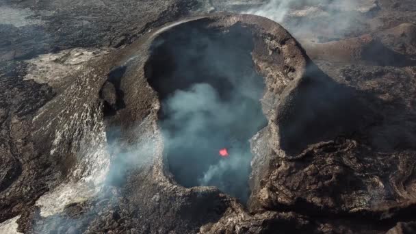 Fagradalfjallの空中ドローン映像は アイスランドのレイキャジェーンのGeldingadalirでわずかに活発な火山噴火 冷たい溶岩煙と劇的な空に囲まれています アイスランド火山噴火 Grindavik — ストック動画