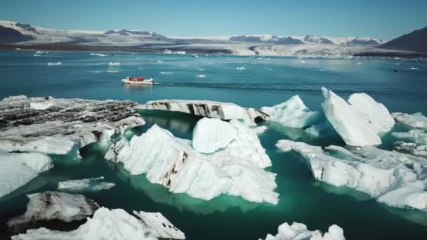 Images Aériennes Bateau Amphibie Naviguant Parmi Des Icebergs Dans Lagune — Video