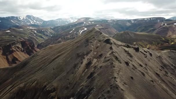 Кінематографічна Плівка Повітряного Дрону Ісландського Ландшафту Приголомшливими Горами Навколо Ландманналаугар — стокове відео