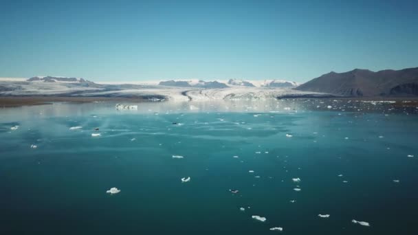 Aerial Drone Footage Icebergs Floating Jokulsarlon Glacier Lagoon Iceland Scenic — Vídeo de stock