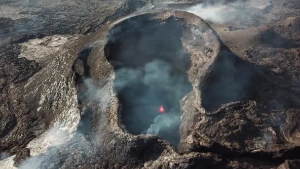 Fagradalfjallの空中ドローン映像は アイスランドのレイキャジェーンのGeldingadalirでわずかに活発な火山噴火 冷たい溶岩煙と劇的な空に囲まれています アイスランド火山噴火 Grindavik — ストック動画