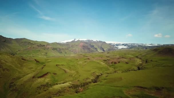 4Kアイスランド南部のスコガフォス滝周辺のアイスランドの自然を空中ドローンで撮影 アイスランドの有名なリングロード滝Skogafoss — ストック動画