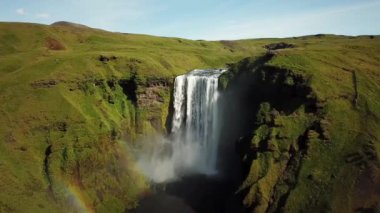 İzlanda 'nın güneyinde gökkuşağı olan Skogafoss Şelalesi' nin 4K hava aracı görüntüleri. Skogafoss, İzlanda 'nın ünlü şelalesi. Skogafoss 'un manzarası, muhteşem doğal mucize..